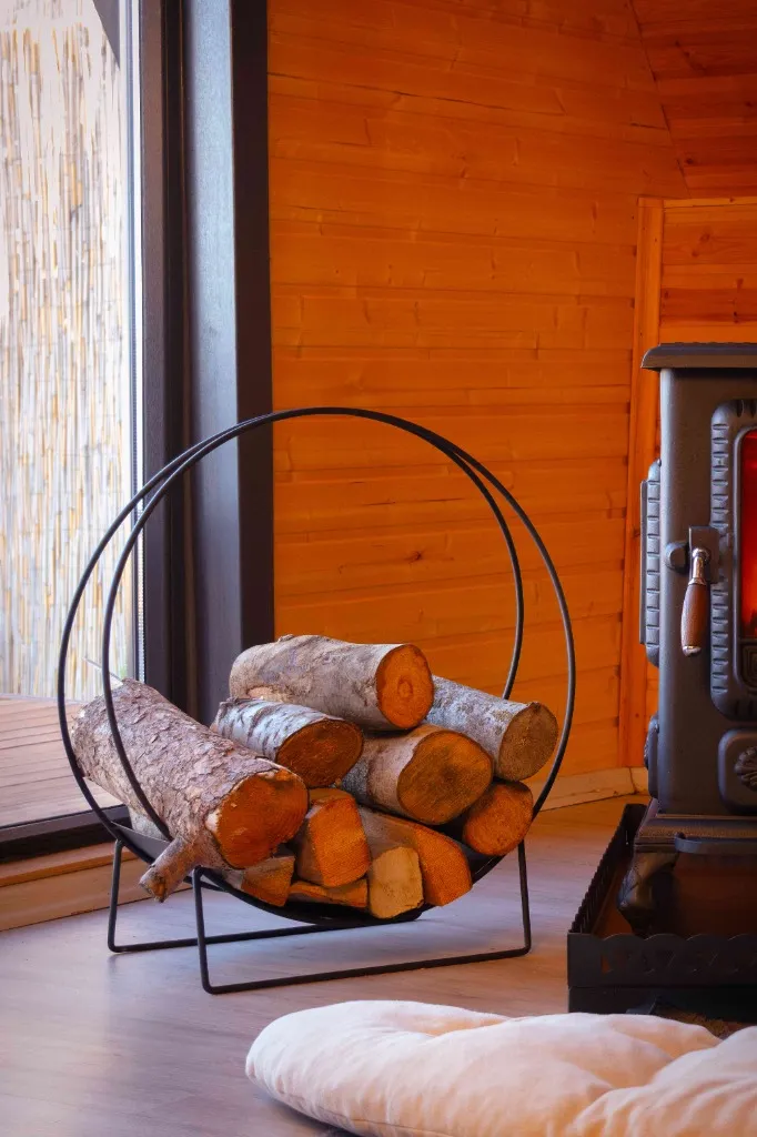 Gece terasta yanan açık hava bahçe şöminesi