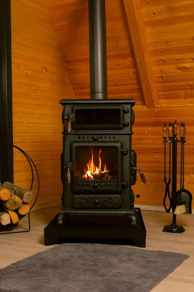 Klasik vintage süslemeli döküm soba rustik kulübede